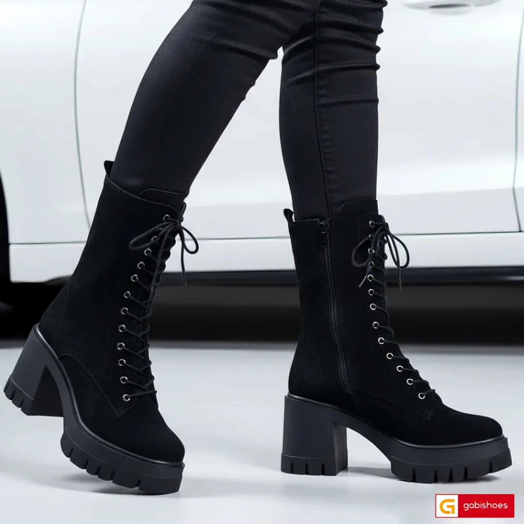 Material: Piele Naturala Intoarsa
Culoare: Neagra
Tip: Bocanc
Stil: Casual

- Bocanci piele naturala intoarsa neagra , ornamente argintii
- Bocanci cu fermoar si siret , inaltime 27 cm
- Talpa neagra, varf rotunt, brant interior cu burete special, mesina naturala si blanita neagra: la cerere mesina naturala complet +30 lei -Talpa inaltime 7 cm toc, in fata 3 cm
- Schimb gratuit
* Masuratori realizeaza pentru marimea 37