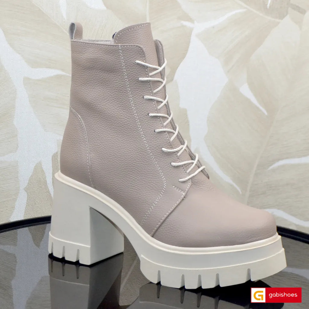 Material: Piele Naturala
Culoare: Taupe
Tip: Bocanc
Stil: Casual

- Bocanc piele naturala bej
- Bocanc cu siret si fermoar, inaltime gheata de la talpa in sus 17 cm
- Talpa bej&nbsp;
- Interior brant cu burete special, la alegere: mesina naturala neagra si blanita&nbsp; sintetica neagra ,(mesina naturala complet +35 lei )
- Talpa inaltime 7.5 cm toc, talpa usoara
- Schimb&nbsp; gratuit
33=22cm :34=22,5cm :35 =23 cm; 36 = 23,8cm; 37 = 24,5cm; 38 = 25,2 cm; 39 = 25,9cm; 40 = 26,6 cm

* Masuratori realizează p