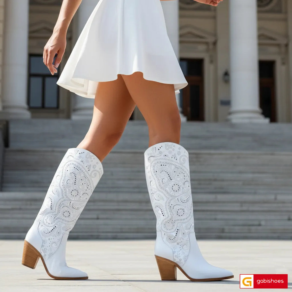 -Material: Piele Naturala&nbsp;
-Culoare: Alb
-Tip: Cizme tubulare&nbsp;
-Stil: Perforate&nbsp;

- Cizme piele naturala alba cu model si perforata laser&nbsp;
- Cizme fara fermoar, Toc inaltime 8 cm&nbsp;
- Talpa bej cu maro, varf ascutit, brant interior cu burete special, mesina naturala bej&nbsp;
- Schimb gratuit&nbsp;
* Masuratori realizate pentru marimea 37