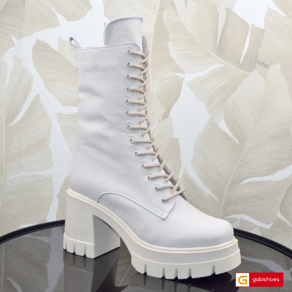 Bocanci Dama Piele Naturala Bej Gabinna 3711-28

Material: Piele Naturala&nbsp;
Culoare: Bej
Tip: Ghete
Stil: Casual
Caracteristici Ghete casual dama piele naturala intoarsa bej
- Ghete piele naturala bej cu fermoar si siret
- Ghete cu burete special extra-confort
- Talpa bej , brant interior cu burete special mesina naturala si blanita neagra groasa
- Inaltime talpa : 9 cm
- Schimb gratuit
*Masuratori realizate pentru marimea 37.&nbsp; Mesina naturala complet +35 lei

Ghetele sunt confectionate din piele d