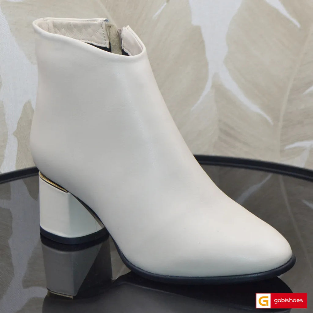 Material: Piele Naturala
Culoare: Bej
Tip: Ghete
Stil: Office

- Ghete piele naturala bej
- Ghete cu fermoar&nbsp;&nbsp;
- Talpa neagra&nbsp;
- Interior brant cu burete special, la alegere: mesina naturala neagra si blanita sintetica neagra
- Toc inaltime 6 cm&nbsp;
- Schimb&nbsp; gratuit