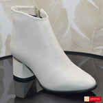 Material: Piele Naturala
Culoare: Bej
Tip: Ghete
Stil: Office

- Ghete piele naturala bej
- Ghete cu fermoar&nbsp;&nbsp;
- Talpa neagra&nbsp;
- Interior brant cu burete special, la alegere: mesina naturala neagra si blanita sintetica neagra
- Toc inaltime 6 cm&nbsp;
- Schimb&nbsp; gratuit