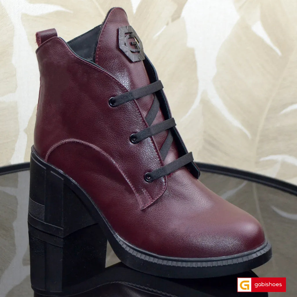 Ghete Dama Piele Naturala Lac Bordo Lorena 3547-7&nbsp; &nbsp; &nbsp; &nbsp; &nbsp; &nbsp; &nbsp; &nbsp; &nbsp; &nbsp; &nbsp; &nbsp; &nbsp; &nbsp; &nbsp; &nbsp; &nbsp; &nbsp; &nbsp; &nbsp; &nbsp; &nbsp; &nbsp; &nbsp; &nbsp; &nbsp; Material: Piele Naturala&nbsp;
Culoare: Bordo
Tip: Ghete
Stil: Casual

- Ghete piele naturala&nbsp; bordo cu model
- Ghete cu siret, inaltime gheata de la talpa in sus 12 cm
- Talpa neagra&nbsp;
- Interior brant cu burete special, la alegere: mesina naturala neagra si blanita&nbsp