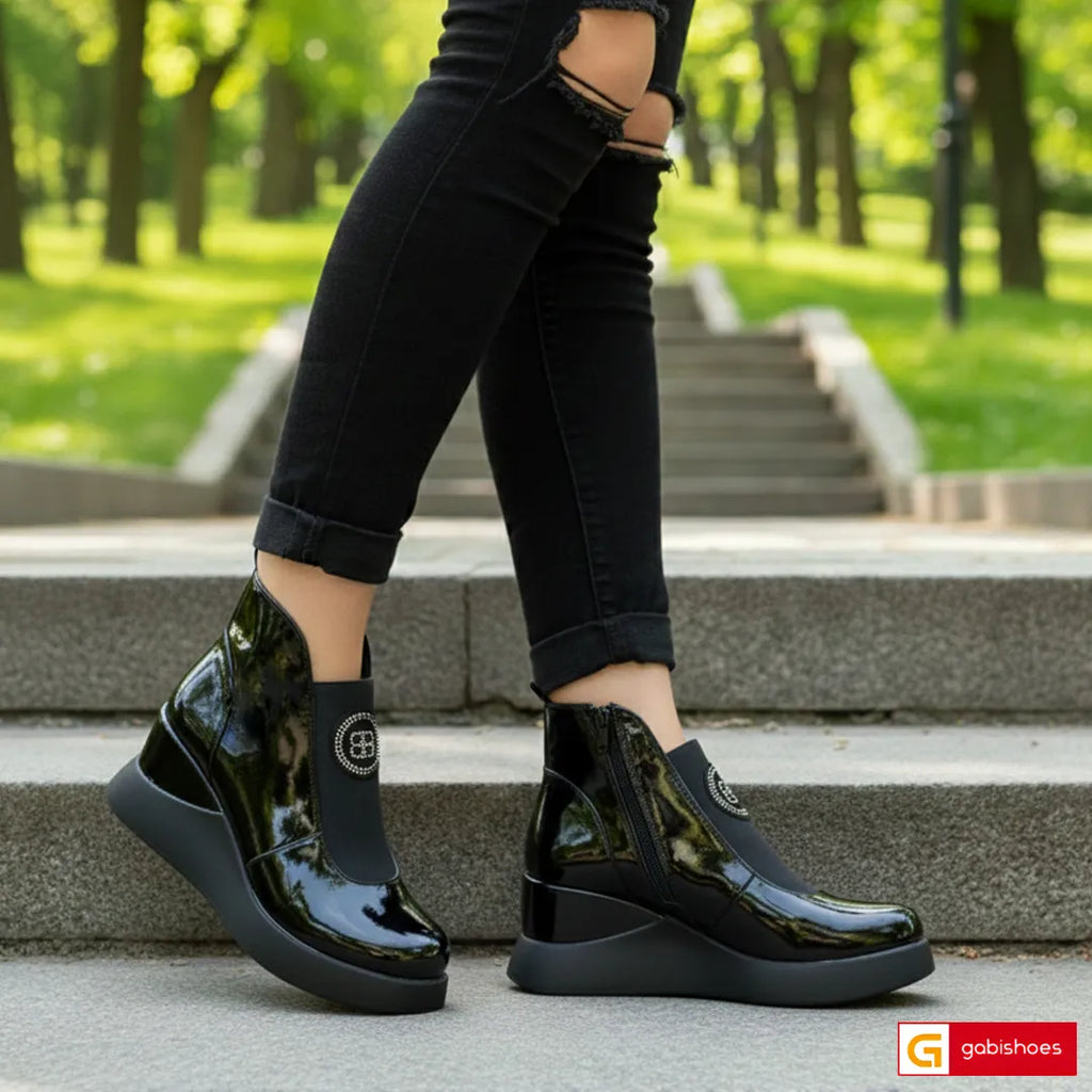 -Material: Piele Naturala Lucioasa
-Culoare: Negru
-Tip: Ghete
-Stil: Casual

- Ghete piele naturala negru lacuit
- Ghete cu fermoar si elastic , si ornament stralucitor
- Talpa neagra, varf rotund , brant interior cu burete special
- Inaltime talpa : 7 cm spate si 2, cm fata , talpa usoara
- Schimb gratuit
* Masuratori realizate pentru marimea 37