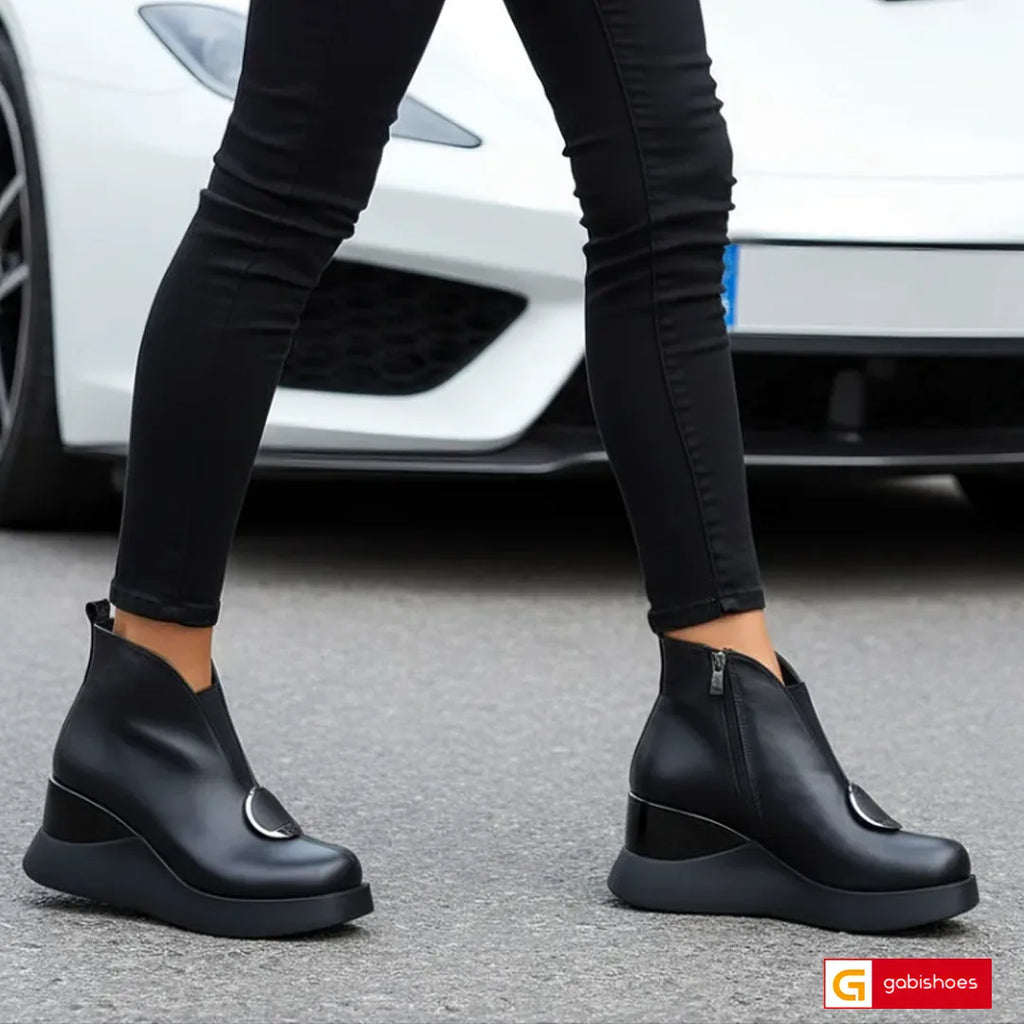 -Material: Piele Naturala
-Culoare: Negru
-Tip: Ghete
-Stil: Casual

- Ghete piele naturala negru box
- Ghete cu fermoar si elastic , si ornament stralucitor
- Talpa neagra, varf rotund , brant interior cu burete special,
- Inaltime talpa : 7 cm spate si 2, cm fata , talpa usoara
- Schimb&nbsp; gratuit
* Masuratori realizate pentru marimea 37