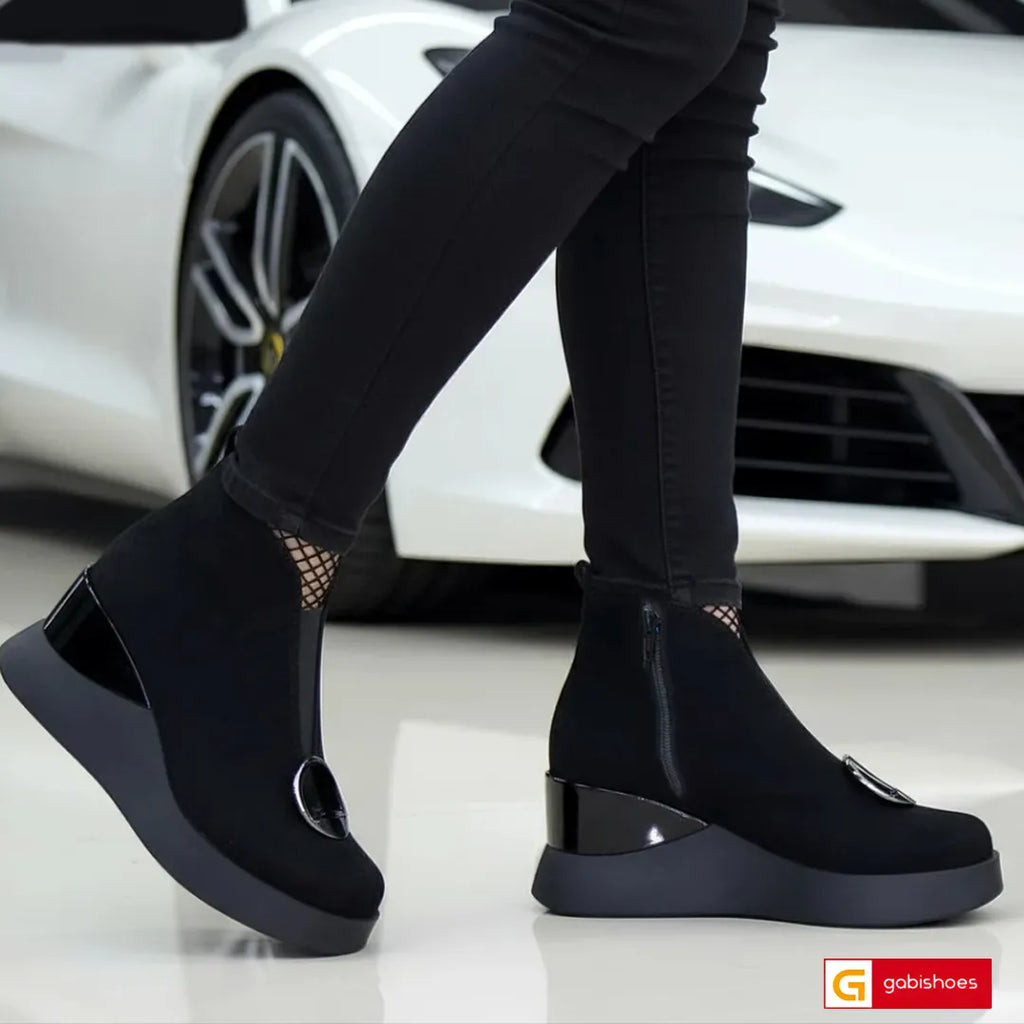 -Material: Piele Naturala Intoarsa
-Culoare: Neagra
-Tip: Ghete
-Stil: Casual

- Ghete piele naturala&nbsp;intoarsa neagra
- Ghete cu fermoar si elastic , si ornament stralucitor
- Talpa neagra, varf rotund , brant interior cu burete special,
- Inaltime talpa : 7 cm spate si 2, cm fata , talpa usoara
- Schimb gratuit
* Masuratori realizate pentru marimea 37