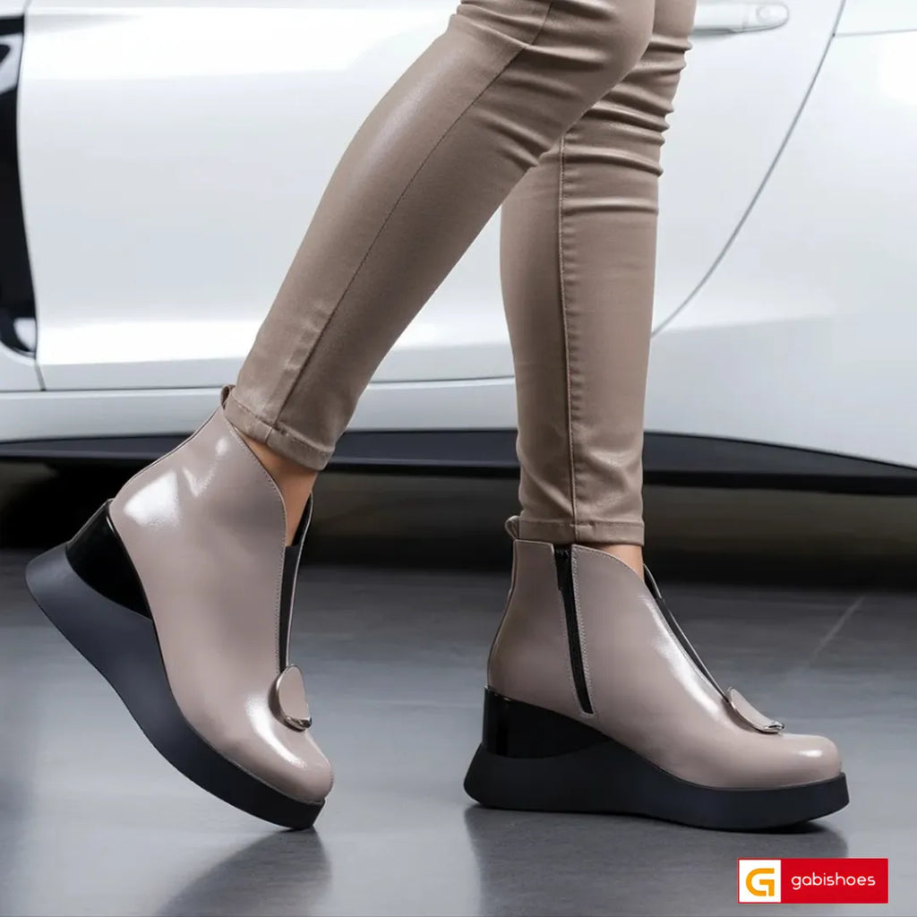 -Material: Piele Naturala Lacuita
-Culoare: Taupe
-Tip: Ghete
-Stil: Casual

- Ghete piele naturala taupe lac
- Ghete cu fermoar si elastic , si ornament stralucitor
- Talpa neagra, varf rotund , brant interior cu burete special,
- Inaltime talpa : 7 cm spate si 2, cm fata , talpa usoara
- Schimb gratuit
* Masuratori realizate pentru marimea 37