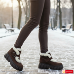 Material: Piele Naturala Intoarsa&nbsp;
Culoare: Maro
Tip: Ghete
Stil: Casual

- Ghete piele naturala intoarsa maro&nbsp; si blanita naturala bej
- Ghete cu catarama
- Talpa maro&nbsp;
- Interior brant cu burete special, la alegere:&nbsp; blanita&nbsp; naturala bej ( lina )
- Talpa inaltime 6 cm , talpa din material foarte usor ( spuma maro )
- Schimb&nbsp; gratuit
* Masuratori realizează pentru marimea 37