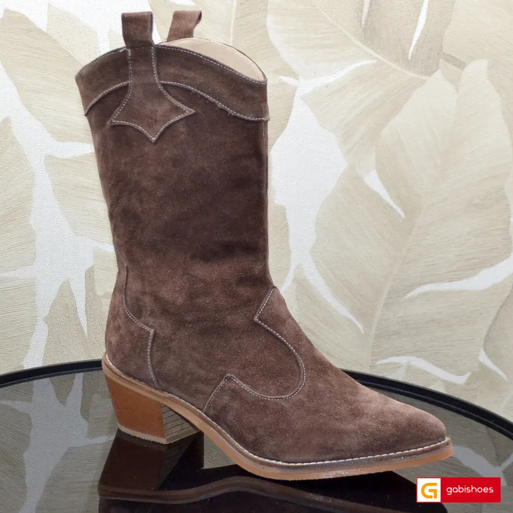 -Material: Piele Naturala Intoarsa
-Culoare: Maro
-Tip: Ghete
-Stil: Ciocate

- Ghete piele naturala intoarsa maro 1059
- Ghete fara fermoar, Toc inaltime 4 cm
- Talpa maro , varf ascutit, brant interior cu burete special, mesina naturala&nbsp;
- Schimb gratuit ,calapod comod
* Masuratori realizate pentru marimea 37