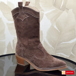 -Material: Piele Naturala Intoarsa
-Culoare: Maro
-Tip: Ghete
-Stil: Ciocate

- Ghete piele naturala intoarsa maro 1059
- Ghete fara fermoar, Toc inaltime 4 cm
- Talpa maro , varf ascutit, brant interior cu burete special, mesina naturala&nbsp;
- Schimb gratuit ,calapod comod
* Masuratori realizate pentru marimea 37