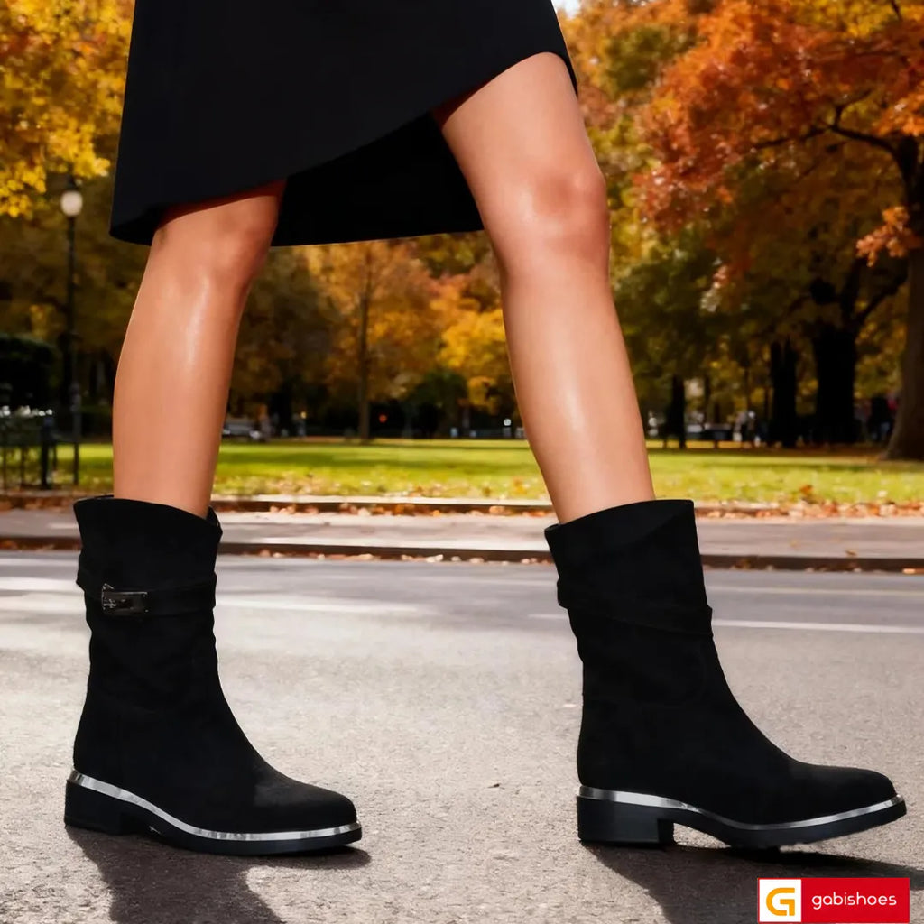 -Material: Piele Naturala&nbsp; &nbsp;
-Culoare: Neagra
-Tip: Ghete
-Stil: Tubulare

- Ghete piele naturala intoarsa neagra
- Ghete tubulare fara fermoar ,inaltime 12 cm de la talpa in sus
- Talpa neagra, varf rotund , brant interior cu burete special
- Inaltime talpa : 3 cm spate , talpa antiderapanta din termo
- Schimb gratuit
* Masuratori realizate pentru marimea 37