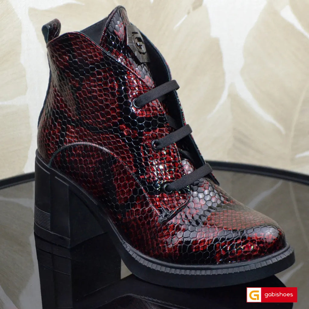 Ghete Dama Piele Naturala Lac Bordo Lorena 3547-7&nbsp; &nbsp; &nbsp; &nbsp; &nbsp; &nbsp; &nbsp; &nbsp; &nbsp; &nbsp; &nbsp; &nbsp; &nbsp; &nbsp; &nbsp; &nbsp; &nbsp; &nbsp; &nbsp; &nbsp; &nbsp; &nbsp; &nbsp; &nbsp; &nbsp; &nbsp; Material: Piele Naturala Lacuita
Culoare: Bordo
Tip: Ghete
Stil: Casual

- Ghete piele naturala lacuita bordo cu model
- Ghete cu siret, inaltime gheata de la talpa in sus 12 cm
- Talpa neagra&nbsp;
- Interior brant cu burete special, la alegere: mesina naturala neagra si blanita&