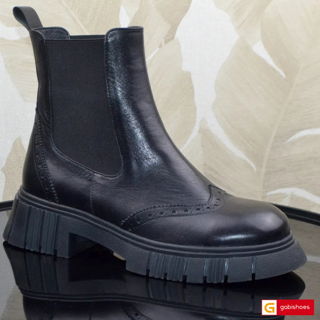 Material: Piele Naturala
Culoare: Neagra
Tip: Ghete
Stil: Casual

- Ghete piele naturala neagra cu model
- Ghete cu elastic
- Talpa neagra&nbsp;
- Interior brant cu burete special, la alegere: mesina naturala neagra si blanita&nbsp; sintetica neagra , la alegere mesina naturala complet + 30 lei
- Talpa inaltime 7 cm toc, talpa din termo antiderapanta&nbsp;
- Schimb&nbsp; gratuit
* Masuratori realizează pentru marimea 37