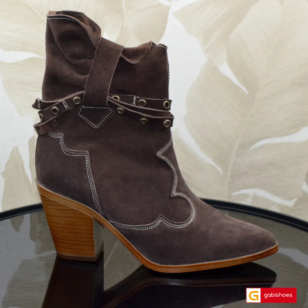 -Material: Piele Naturala Intoarsa
-Culoare: Maro
-Tip: Ghete
-Stil: Ciocate

- Ghete piele naturala intoarsa maro ,ghete fara fermoar
- Ghete , Toc inaltime 7 cm
- Talpa bej , varf ascutit, brant interior cu burete special, mesina naturala&nbsp;
- Schimb gratuit ,calapod comod
* Masuratori realizate pentru marimea 37