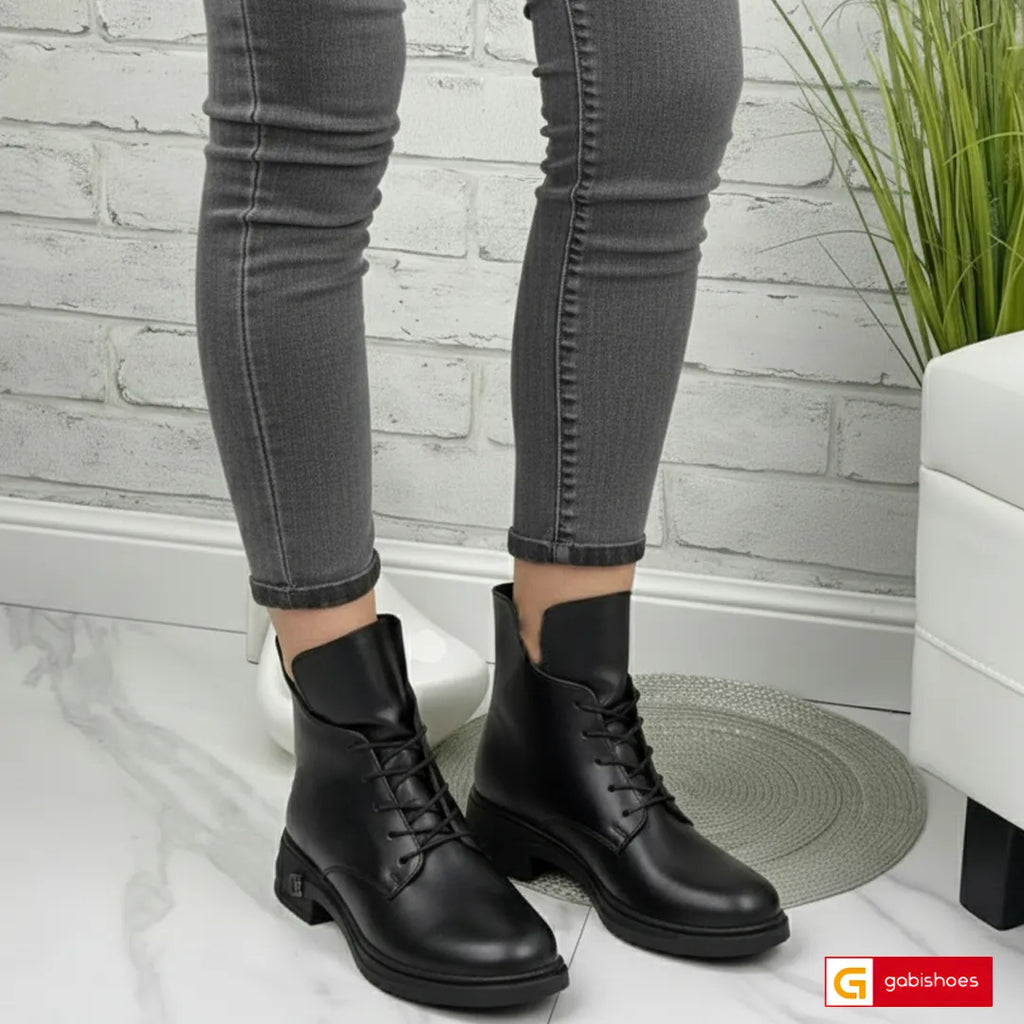 -Material: Piele Naturala&nbsp;
-Culoare: Neagra
-Tip: Ghete
-Stil: Casual

- Ghete piele naturala neagra
- Ghete cu siret ,inaltime 12 cm de la talpa in sus
- Talpa neagra, varf rotund , brant interior cu burete special
- Inaltime talpa : 3.5 cm spate , talpa antiderapanta
- Schimb gratuit
* Masuratori realizate pentru marimea 37