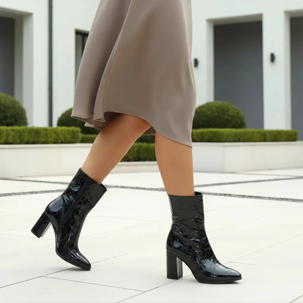 Material: Piele Naturala
Culoare:&nbsp;Neagra
Tip:&nbsp;Ghete
Stil: Office

-&nbsp;Ghete piele naturala negru lacuit cu model&nbsp;
-&nbsp;Ghete cu&nbsp;fermoar,
- Talpa neagra cu riduri antiderapante, varf rotund ,toc&nbsp;vopsit&nbsp;
- Inaltime : 9 cm toc ,inaltime gheata 27 cm
- Interior mesina&nbsp; neagra si material textil negru
*Masuratori realizate pentru marimea 37