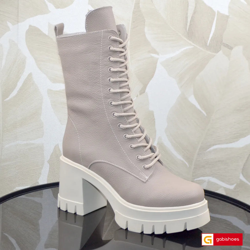 Bocanci Dama Piele Naturala Taupe Gabinna 3711-29

Material: Piele Naturala&nbsp;
Culoare: Bej
Tip: Ghete
Stil: Casual
Caracteristici Ghete casual dama piele naturala taupe
- Ghete piele naturala taupe cu fermoar si siret
- Ghete cu burete special extra-confort
- Talpa bej , brant interior cu burete special mesina naturala si blanita neagra groasa
- Inaltime talpa : 9 cm
- Schimb gratuit
*Masuratori realizate pentru marimea 37.&nbsp; Mesina naturala complet +35 lei

Ghetele sunt confectionate din piele de c