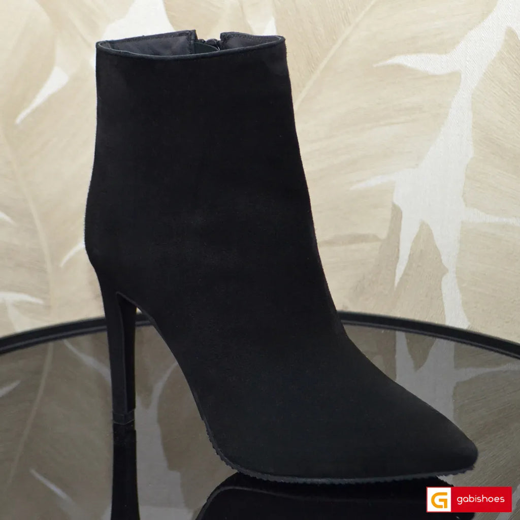 Material: Piele Naturala Intoarsa
Culoare: Neagra
Tip: Ghete&nbsp;
Stil: Casual&nbsp;

- Ghete piele naturala intoarsa neagra
- Ghete cu fermoar, inaltime gheata de la talpa in sus 11 cm :la cerere mesina naturala complet +35 lei
- Talpa neagra, varf rotunt, interior brant cu burete special, mesina naturala cu material textil
- Inaltime Talpa 10 cm toc , talpa usoara , antiderapanta&nbsp;
- Schimb gratuit&nbsp;
* Masuratori realizeaza pentru marimea 37
