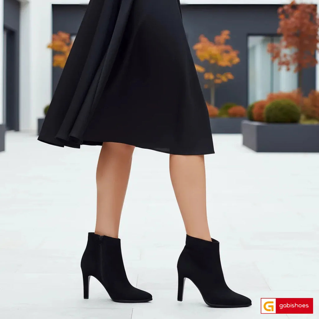 Material: Piele Naturala Intoarsa
Culoare: Neagra
Tip: Ghete
Stil: Office

- Ghete piele naturala intoarsa neagra
- Ghete cu fermoar&nbsp;&nbsp;
- Talpa neagra&nbsp;
- Interior brant cu burete special, la alegere: mesina naturala neagra si blanita sintetica neagra ,mesina naturala complet +35 lei
- Toc inaltime 8 cm piele naturala neagra
- Schimb&nbsp; gratuit