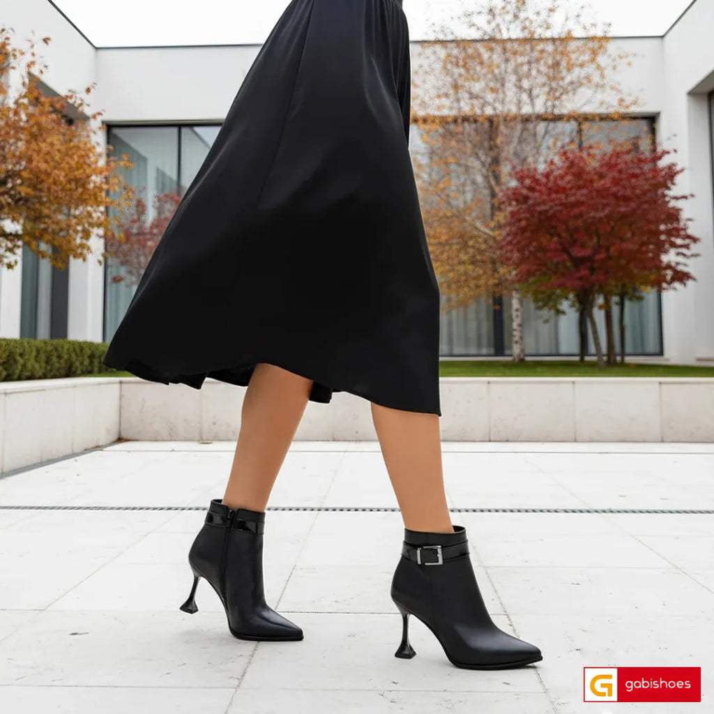 Material: Piele Naturala&nbsp;
Culoare: Neagra
Tip: Ghete&nbsp;
Stil: Casual&nbsp;

- Ghete piele naturala lacuita neagra si piele naturala neagra
- Ghete cu fermoar, inaltime gheata de la talpa in sus 11 cm :la cerere mesina naturala complet +35 lei
- Talpa neagra, varf rotunt, interior brant cu burete special, mesina naturala si blanita subtire
- Inaltime Toc 8 cm , talpa usoara , antiderapanta&nbsp;
- Schimb gratuit&nbsp;
* Masuratori realizeaza pentru marimea 37