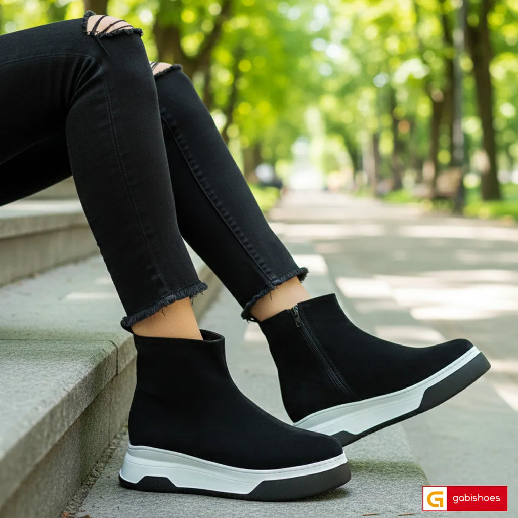 Material: Piele Naturala Intoarsa
Culoare Neagra
Tip: Ghete
Stil: Casual
Caracteristici Ghete casual dama piele natutala intoarsa neagra
- Ghete piele naturala intoarsa neagra
- Talpa negru cu alb cusuta , brant interior cu burete special mesina naturala si blanita&nbsp;
- Inaltime talpa : 4.5 cm
- Schimb gratuit :-Lacerere mesine naturala complet +35 lei
*Masuratori realizate pentru marimea 37.

Ghetele sunt confectionate din piele de calitate superioara.

Talpa ghetelelor din piele Taupe este din spuma .
