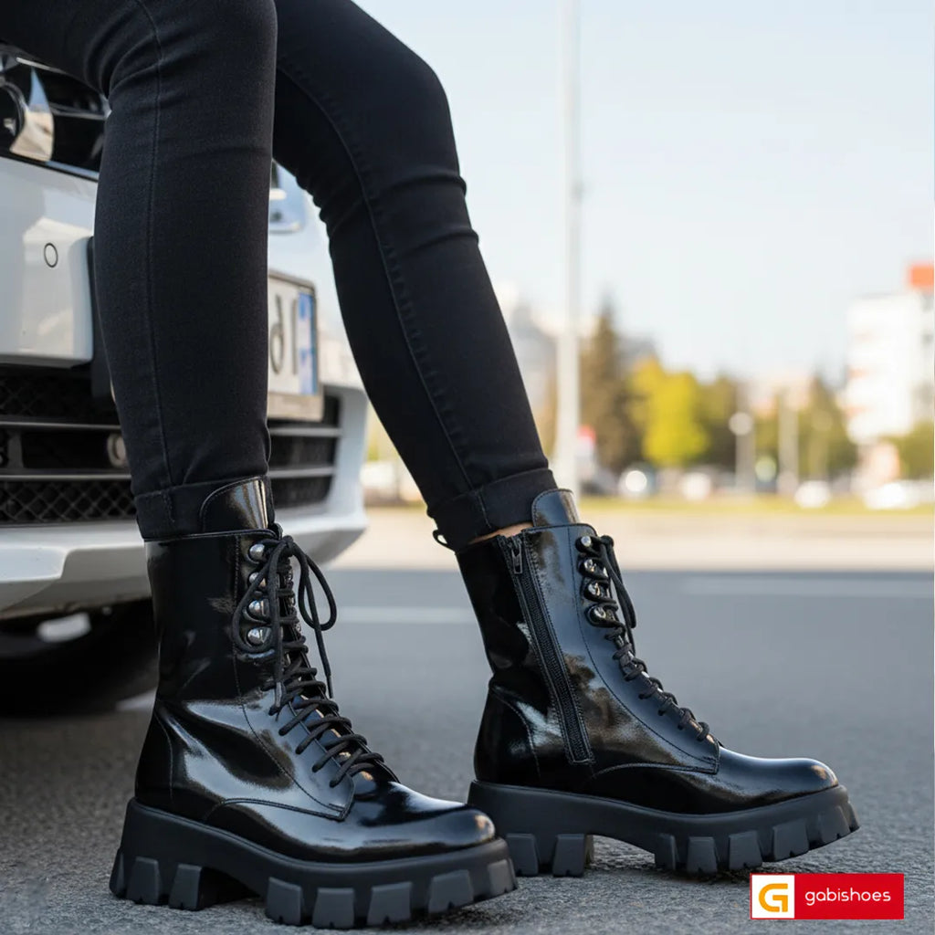 Material: Piele Naturala&nbsp;
Culoare: Neagra
Tip: Ghete Dama
Stil: Casual

- Ghete piele naturala&nbsp;luciasa neagra
- Ghete cu fermoar si siret&nbsp;
- Talpa neagra , varful rotund
- Inaltime talpa : 6 cm&nbsp;&nbsp;
- Material interior textil si mesina naturala neagra : mesina naturala complet +35 lei
*Masuratori realizat pentru marimea 37