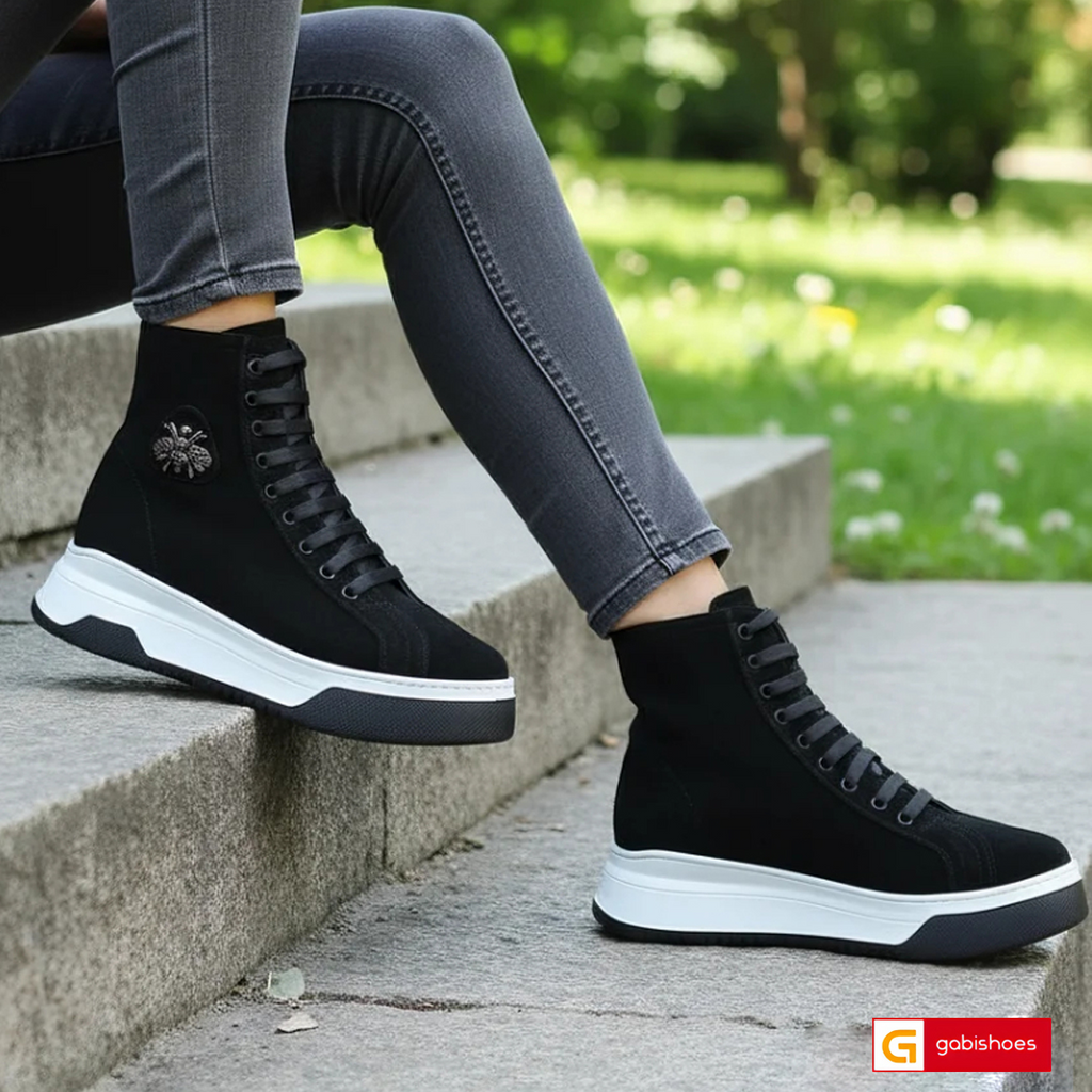 Ghete Sport Dama Piele Naturala Intoarsa Neagra Lorena 3583-2

Material: Piele Naturala Intoarsa
Culoare: Neagra
Tip: Ghete
Stil: Sport
Caracteristici Ghetele sport piele naturala intoarsa neagra&nbsp;
- Ghete piele naturala neagra, sistem de inchidere cu siret&nbsp;
- Ghete sport cu burete special extra-confort
- Talpa negru cu alb cusuta , brant interior cu burete special , mesina naturala&nbsp;&nbsp;
- Inaltime talpa : 4,5 cm&nbsp;
- Schimb gratuit
*Masuratori realizate pentru marimea 37. Ghetele&nbsp;su