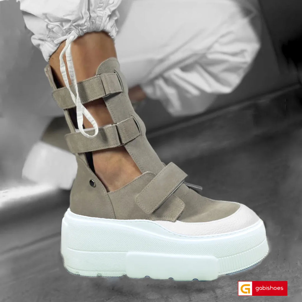 Ghete Sport Dama Piele Naturala Alb cu Taupe Lorena 4080-1

Material: Piele Naturala
Culoare: Alb cu taupe
Tip: Ghete
Stil: Sport
Caracteristici Ghetele sport piele naturala alba si piele naturala intoarsa taupe
- Ghete piele naturala alba , sistem de inchidere cu arici&nbsp;
- Ghete sport cu burete special extra-confort
- Talpa alba cusuta , brant interior cu burete special , mesina naturala&nbsp;&nbsp;
- Inaltime talpa : 8 cm&nbsp;
- Schimb gratuit
*Masuratori realizate pentru marimea 37. Ghetele&nbsp;sun