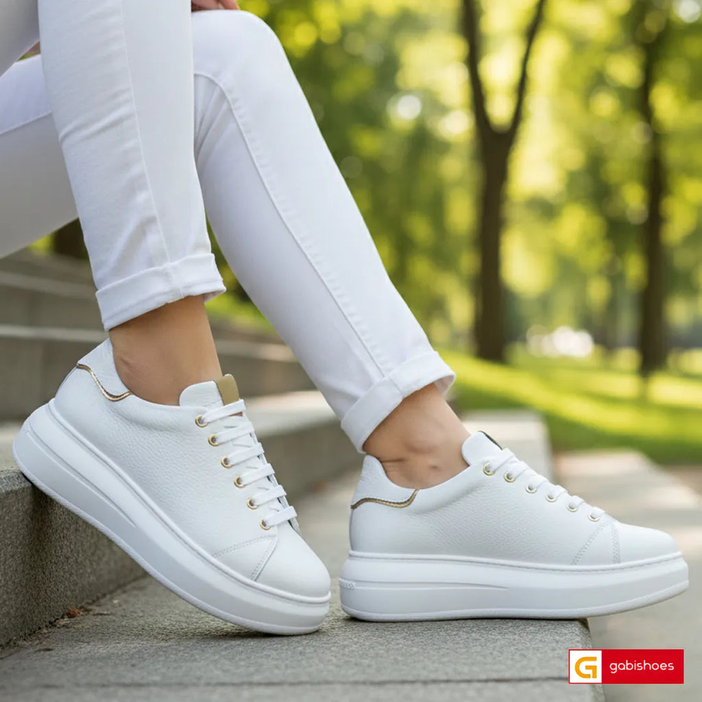 Pantofi Sport Dama Piele Naturala Alb cu Auriu Lorena 3903-2

Material: Piele Naturala
Culoare: Alb si Auriu
Tip: Pantofi
Stil: Sport
Caracteristici Pantofi sport piele naturala alba cu piele naturala aurie
- Pantofi piele naturala alba , sistem de inchidere cu siret&nbsp;
- Pantofi sport cu burete special extra-confort
- Talpa&nbsp;alba cusuta , brant interior cu burete special , mesina naturala&nbsp;&nbsp;
- Inaltime talpa : 5 cm&nbsp;
- Schimb gratuit
*Masuratori realizate pentru marimea 37.

Pantofii su