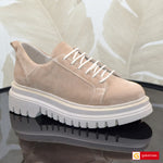 Material: Piele Naturala Intoarsa
Culoare: Capuccino
Tip: Pantofi
Stil: Casual

- Pantofi piele naturala intoarsa capuccino ,&nbsp;pantofi cu siret&nbsp;
- Pantofi cu burete special extra-confort
- Talpa bej , varf rotunt, brant interior cu burete special , mesina naturala bej
- Inaltime talpa : 5 cm
*Masuratori realizate pentru marimea 37
