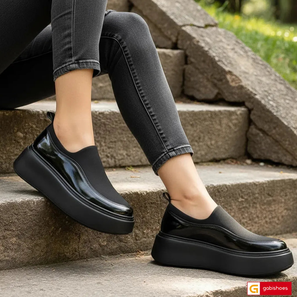Material: Piele Naturala Lacuita
Culoare:&nbsp;Negru&nbsp;
Tip: Pantofi
Stil: Casual

- Pantofi piele naturala neagra lacuita si&nbsp;stretch negru
- Pantofi cu burete special extra-confort
- Talpa&nbsp;neagra cusuta , varf rotunt, brant interior cu burete special , mesina naturala&nbsp;bej
- Inaltime talpa : 5,5cm spate si 4,5 cm fata&nbsp;
*Masuratori realizate pentru marimea 37&nbsp;