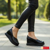 Material: Piele Naturala
Culoare: Negru
Tip: Pantofi
Stil: Casual

- Pantofi piele naturala negru box ,pantofi cu ornament argintiu
- Pantofi cu burete special extra-confort
- Talpa neagra , varf rotunt, brant interior cu burete special , mesina naturala neagra - Inaltime talpa : 7 cm spate si 2, cm fata , talpa usoara , calapod comod
- Schimb gratuit
*Masuratori realizate pentru marimea 37