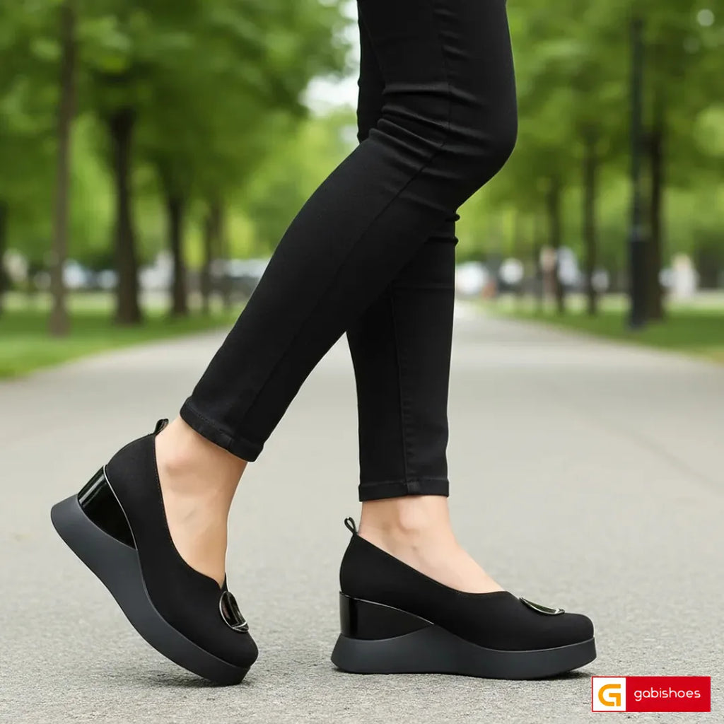 Material: Piele Naturala Intoarsa
Culoare: Negru
Tip: Pantofi
Stil: Casual

- Pantofi piele naturala intoarsa neagra , pantofi cu ornament argintiu
- Pantofi cu burete special extra-confort
- Talpa neagra , varf rotunt, brant interior cu burete special , mesina naturala neagra - Inaltime talpa : 7 cm spate si 2, cm fata , talpa usoara , calapod comod
- Schimb gratuit
*Masuratori realizate pentru marimea 37