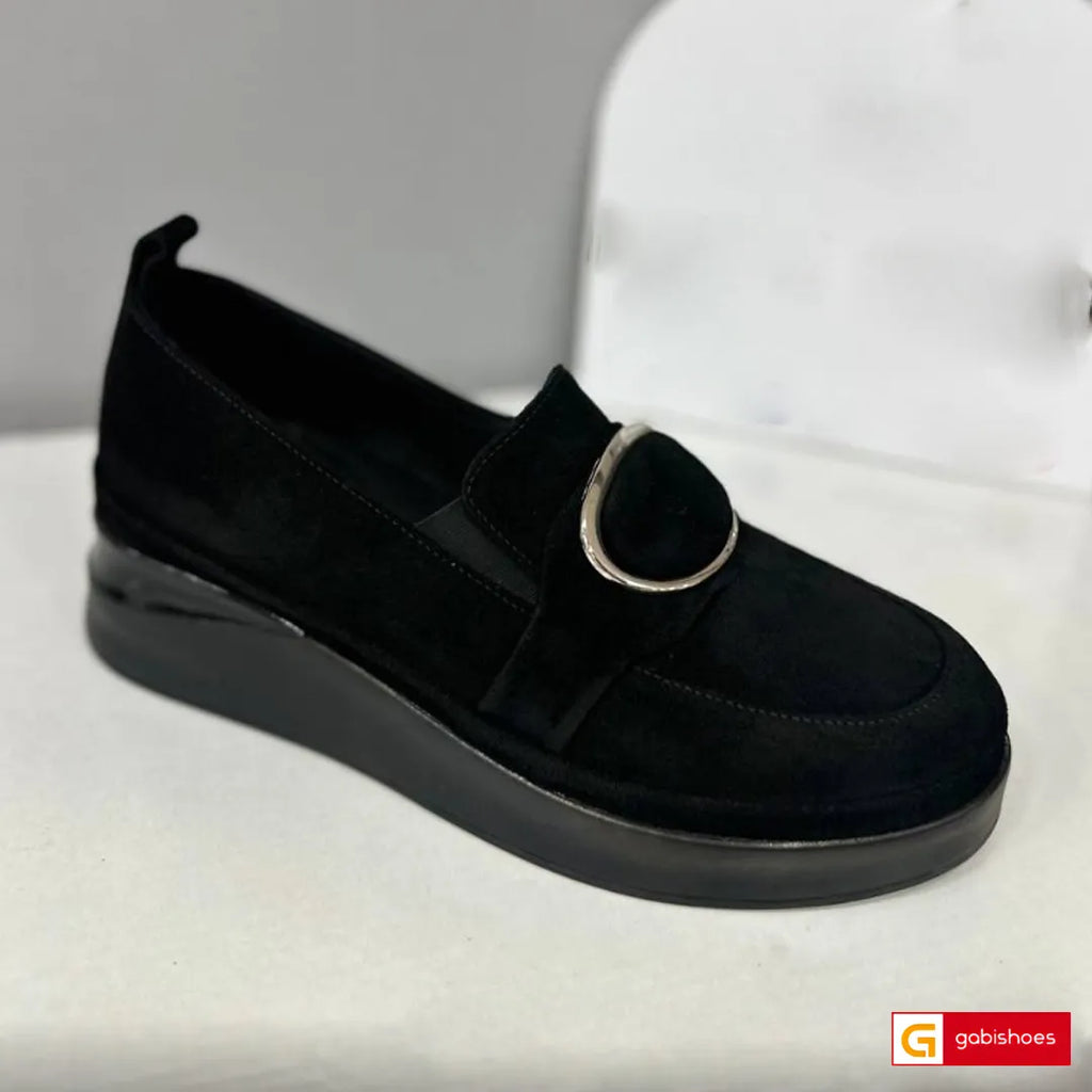 Pantofi Dama Piele Naturala Intoarsa Neagra Lorena 3997-2026

Material: Piele Naturala Intoarsa
Culoare: Neagra&nbsp;
Tip: Pantofi
Stil: Casual
Caracteristici: Pantofi ortopedici piele naturala intoarsa neagra cu elastic
- Pantofi piele naturala intoarsa neagra
- Pantofi casual cu burete special extra-confort
- Talpa neagra , brant interior cu burete special , mesina naturala&nbsp;&nbsp;
- Inaltime talpa : 3 cm&nbsp;
- Schimb gratuit
*Masuratori realizate pentru marimea 37.

Pantofii sunt confectionati din 