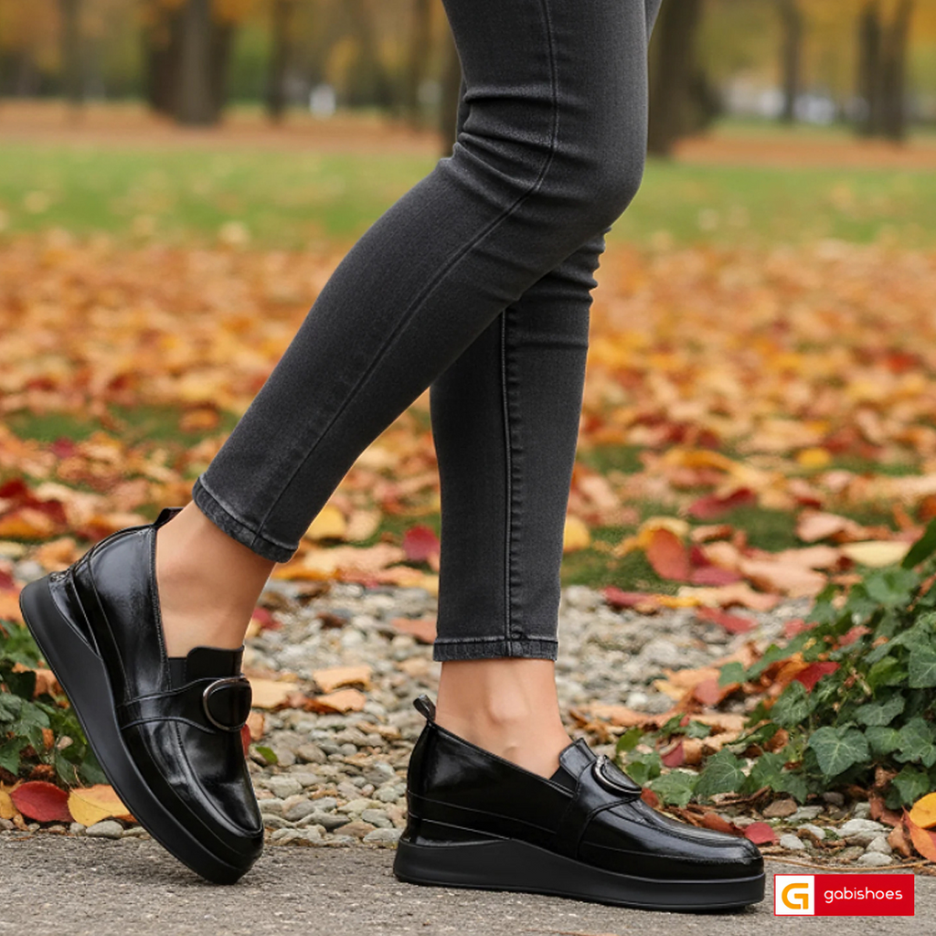 Pantofi Dama Piele Naturala Lacuita Neagra Lorena 4158-1

Material: Piele Naturala Lacuita
Culoare: Neagra&nbsp;
Tip: Pantofi
Stil: Casual
Caracteristici: Pantofi ortopedici piele naturala lacuita neagra cu elastic
- Pantofi piele naturala lacuita neagra
- Pantofi casual cu burete special extra-confort
- Talpa neagra , brant interior cu burete special , mesina naturala&nbsp;&nbsp;
- Inaltime talpa : 3 cm&nbsp;
- Schimb gratuit
*Masuratori realizate pentru marimea 37.

Pantofii sunt confectionati din piele d