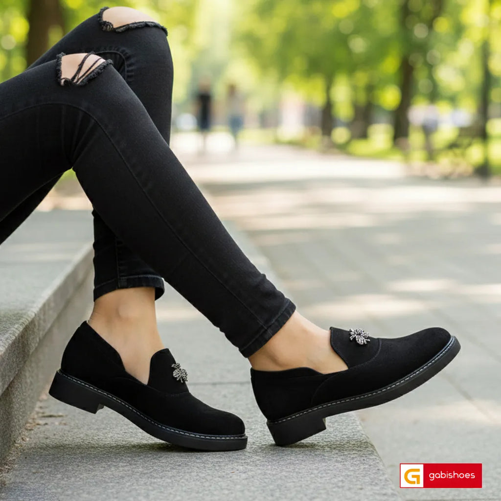 Material: Piele Naturala Intoarsa
Culoare: Negru
Tip: Pantofi
Stil: Casual

- Pantofi piele naturala intoarsa neagra cu ornament argintiu
- Pantofi cu burete special extra-confort
- Talpa neagra usoara , varf rotunt, brant interior cu burete special , mesina naturala neagra - Inaltime talpa : 2 cm&nbsp;
- Schimb gratuit
*Masuratori realizate pentru marimea 37