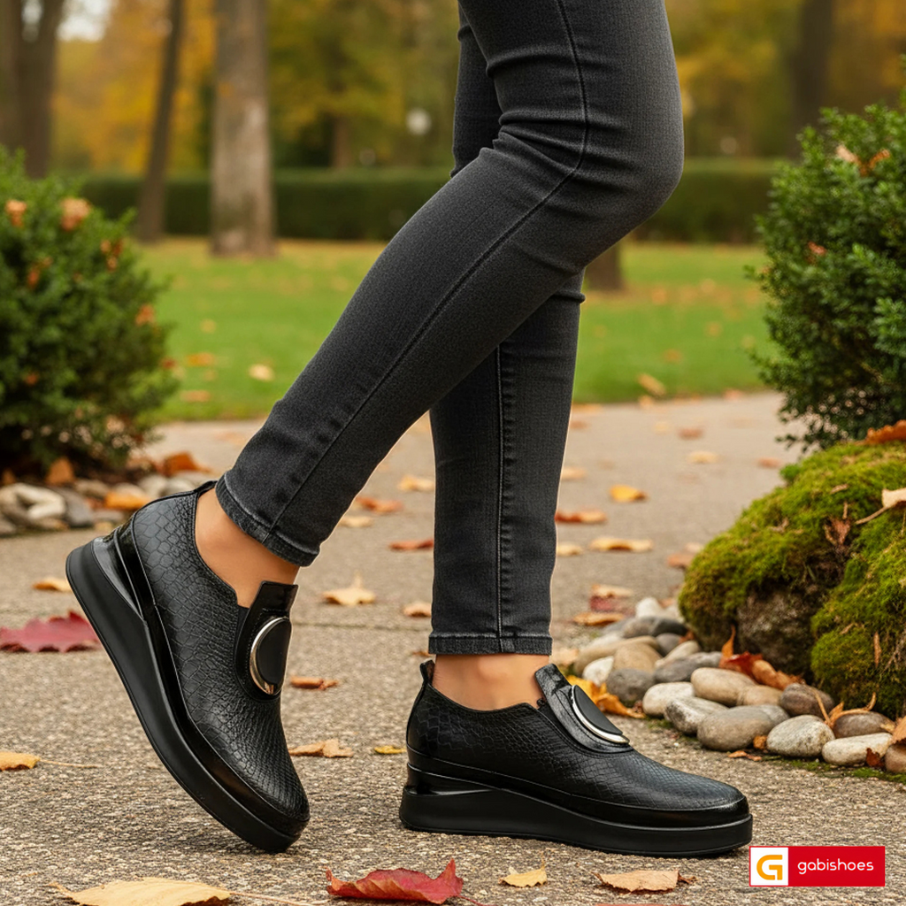 Material: Piele Naturala
Culoare: Neagra
Tip: Pantofi&nbsp;
Stil: Casual 4001-3

- Pantofi piele naturala neagra cu model , ormament negru cu argintiu
- Talpa neagra ,inchidere cu elastic
- Interior brant cu burete special, mesina naturala&nbsp;
- Talpa inaltime 4 cm toc, talpa usoara
- Schimb&nbsp; gratuit
* Masuratori realizează pentru marimea 37