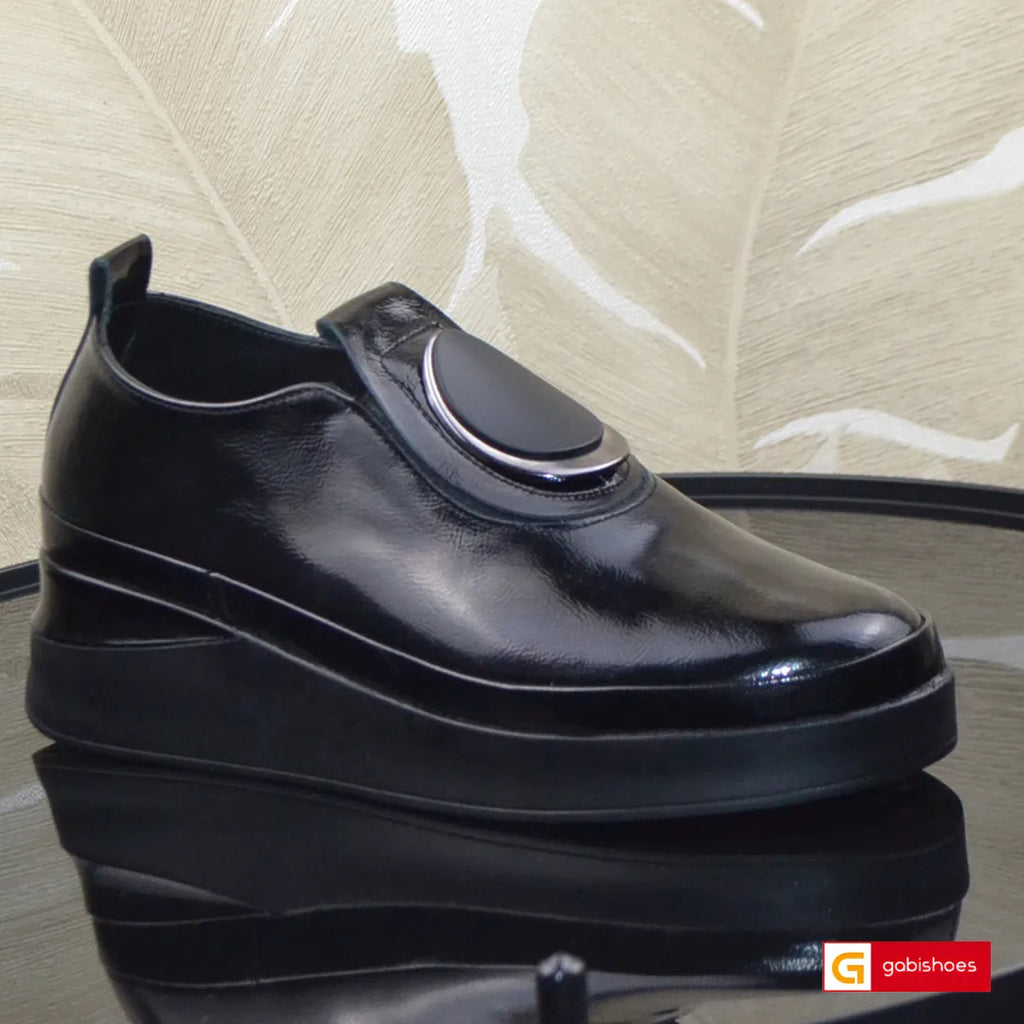 Material: Piele Naturala Lacuita
Culoare: Neagra
Tip: Pantofi&nbsp;
Stil: Casual

- Pantofi piele naturala lacuita neagra ,cu ormament
- Talpa neagra&nbsp;
- Interior brant cu burete special, mesina naturala&nbsp;
- Talpa inaltime 4 cm toc, talpa usoara
- Schimb&nbsp; gratuit
* Masuratori realizează pentru marimea 37