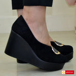 Material: Piele Naturala Intoarsa
Culoare: Negru
Tip: Pantofi
Stil: Casual

- Pantofi piele naturala intoarsa neagra cu ornament negru cu auriu
- Pantofi cu burete special extra-confort
- Talpa neagra , varf rotunt, brant interior cu burete special , mesina naturala bej - Inaltime talpa : 8,5 cm spate si 2,5 cm fata , talpa usoara , calapod comod
- Schimb gratuit
*Masuratori realizate pentru marimea 37&nbsp;