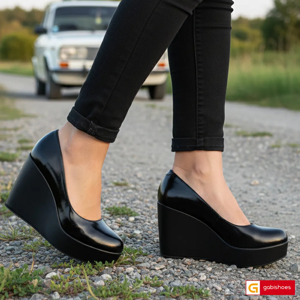 Material: Piele Naturala Lacuita
Culoare: Negru
Tip: Pantofi
Stil: Casual

- Pantofi piele naturala negru lac
- Pantofi cu burete special extra-confort
- Talpa usoara neagra, varf rotunt, brant interior cu burete special, mesina naturala bej
- Inaltime talpa : 8,5 cm spate si 2,5 cm fata

- Schimb gratuit

*Masuratori realizate pentru marimea 37