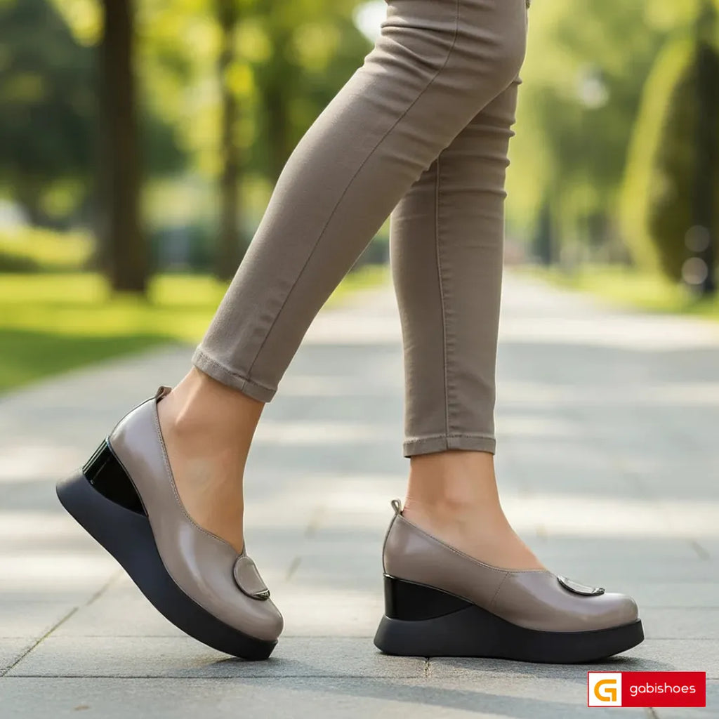 Material: Piele Naturala Lacuita
Culoare: Taupe
Tip: Pantofi
Stil: Casual

- Pantofi piele naturala lacuita taupe ,pantofi cu ornament argintiu
- Pantofi cu burete special extra-confort
- Talpa neagra , varf rotunt, brant interior cu burete special , mesina naturala neagra

- Inaltime talpa : 7 cm spate si 2, cm fata , talpa usoara
- Schimb gratuit
*Masuratori realizate pentru marimea 37