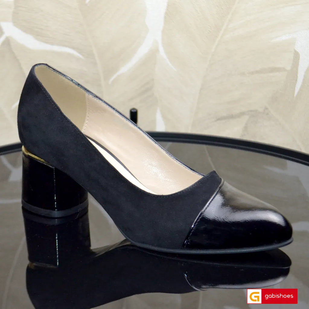 Pantofi Office Dama Piele Naturala Lorena 3617-5

Material: Piele Naturala&nbsp;
Culoare: Neagra
Tip: Pantofi&nbsp;
Stil:&nbsp;Office
Caracteristici pantofi Office dama piele natutala intoarsa neagra&nbsp; si piele naturala lac negru
- Pantofi piele naturala neagra si piele naturala intoarsa neagra&nbsp;
- Pantofi cu burete special extra-confort
- Talpa neagra ,varf ascutit , brant interior cu burete special mesina naturala bej
- Inaltime toc : 6 cm cu ornament auriu
- Schimb gratuit
*Masuratori realizate p