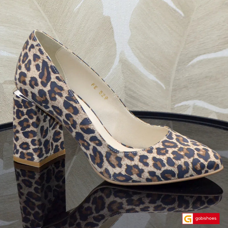 Material: Piele Naturala
Culoare: Imprimeu multicolor
Tip: Pantofi
Stil: Elegant

- Pantofi piele naturala cu imprimeu multicolor ,toc piele naturala multicolora
- Pantofi cu burete special extra-confort
- Talpa bej , varf ascutit , brant interior cu burete special mesina naturala bej
- Inaltime toc: 9 cm , imbracat in piele si ornament argintiu
- Schimb gratuit
*Masuratori realizate pentru marimea 37
