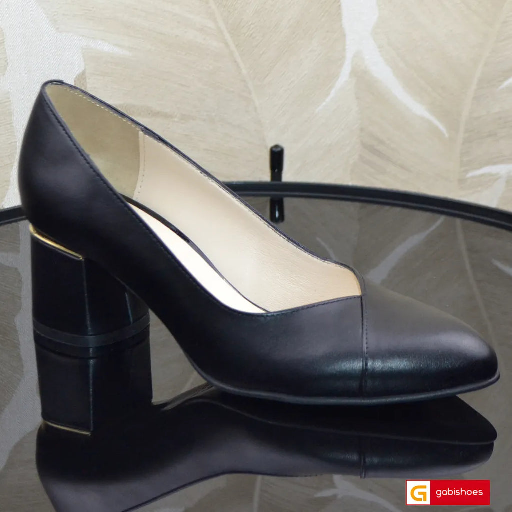Material: Piele Naturala&nbsp;
Culoare: Neagra
Tip: Pantofi
Stil: Office
Caracteristici Pantofi Office piele naturala neagra
- Pantofi piele naturala neagra&nbsp;
- Pantofi Office cu burete special extra-confort
- Talpa neagra , brant interior cu burete special , mesina naturala
- Inaltime toc : 6 cm cu ornament special argintiu
- Schimb gratuit
*Masuratori realizate pentru marimea 37.

Pantofii sunt confectionati din piele de calitate superioara.

Talpa pantofilor office din piele naturala este din thunit.