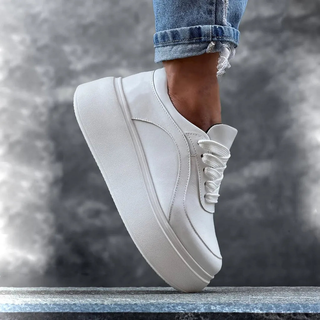 Pantofi Sport Dama Piele Naturala Alba Lorena 6091-2026

Material: Piele Naturala
Culoare: Alba
Tip: Pantofi
Stil: Sport
Caracteristici Pantofi sport piele naturala alba
- Pantofi piele naturala alba , sistem de inchidere cu siret elastic
- Pantofi sport cu burete special extra-confort
- Talpa alba cusuta , brant interior cu burete special , mesina naturala&nbsp;&nbsp;
- Inaltime talpa : 6 cm&nbsp;
- Schimb gratuit
*Masuratori realizate pentru marimea 37.

Pantofii sunt confectionati din piele de calitate s