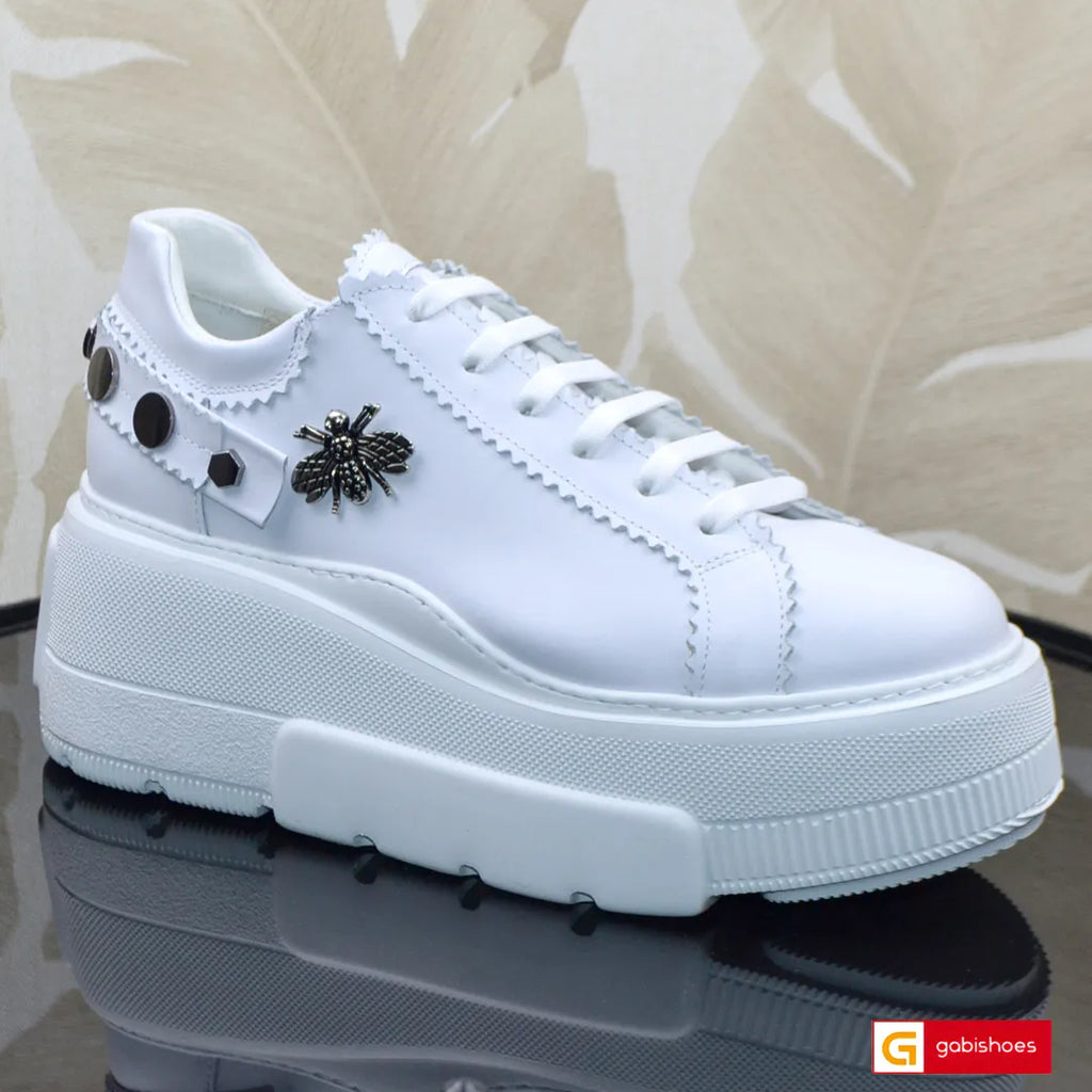 Pantofi Sport Dama Piele Naturala Alba Lorena 6092-1

Material: Piele Naturala
Culoare: Alba
Tip: Pantofi
Stil: Sport
Caracteristici Pantofi sport piele naturala alba
- Pantofi piele naturala alba , sistem de inchidere cu siret elastic
- Pantofi sport cu burete special extra-confort
- Talpa alba cusuta , brant interior cu burete special , mesina naturala&nbsp;&nbsp;
- Inaltime talpa : 8 cm&nbsp;
- Schimb gratuit
*Masuratori realizate pentru marimea 37.

Pantofii sunt confectionati din piele de calitate supe