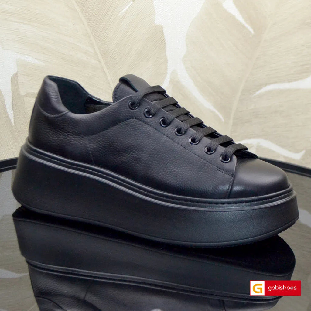 Pantofi Sport Dama Piele Naturala Neagra Lorena 3503-6

Material: Piele Naturala
Culoare: Neagra
Tip: Pantofi
Stil: Sport
Caracteristici Pantofi sport piele naturala neagra&nbsp;
- Pantofi piele naturala neagra ,&nbsp; sistem de inchidere cu siret&nbsp;
- Pantofi sport cu burete special extra-confort
- Talpa neagra cusuta , brant interior cu burete special , mesina naturala&nbsp;&nbsp;
- Inaltime talpa : 5,5 cm&nbsp;
- Schimb gratuit
*Masuratori realizate pentru marimea 37.

Pantofii sunt confectionati din 