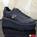 Pantofi Sport Dama Piele Naturala Neagra Lorena 4020-1 New

Material: Piele Naturala
Culoare: Neagra
Tip: Pantofi
Stil: Sport
Caracteristici Pantofi sport piele naturala neagra
- Pantofi piele naturala neagra , sistem de inchidere cu siret&nbsp;
- Pantofi sport cu burete special extra-confort
- Talpa alba cusuta , brant interior cu burete special , mesina naturala&nbsp;&nbsp;
- Inaltime talpa : 7 cm&nbsp;
- Schimb gratuit
*Masuratori realizate pentru marimea 37.

Pantofii sunt confectionati din piele de cal