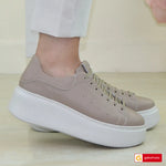 Pantofi Sport Dama Piele Naturala Taupe Lorena 3600-51

Material: Piele Naturala&nbsp;
Culoare: Taupe
Tip: Pantofi
Stil: Sport
Caracteristici Pantofi sport piele naturala taupe
- Pantofi piele naturala bej,&nbsp; sistem de inchidere cu siret&nbsp;
- Pantofi sport cu burete special extra-confort
- Talpa bej cusuta , brant interior cu burete special , mesina naturala&nbsp;&nbsp;
- Inaltime talpa : 5.5 cm&nbsp;
- Schimb gratuit
*Masuratori realizate pentru marimea 37.

Pantofii&nbsp;sunt confectionatii din pie