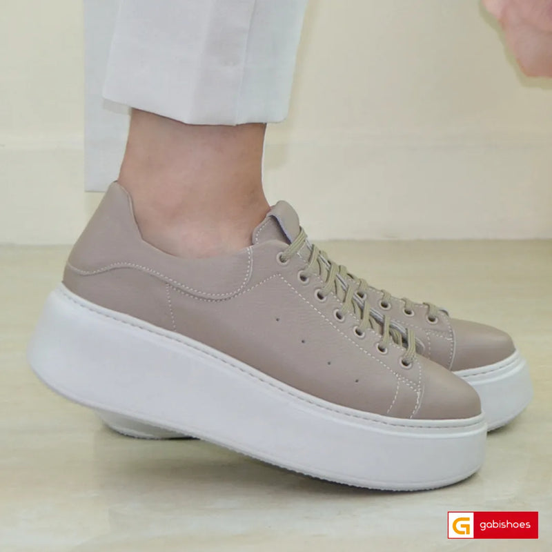 Pantofi Sport Dama Piele Naturala Taupe Lorena 3600-51

Material: Piele Naturala&nbsp;
Culoare: Taupe
Tip: Pantofi
Stil: Sport
Caracteristici Pantofi sport piele naturala taupe
- Pantofi piele naturala bej,&nbsp; sistem de inchidere cu siret&nbsp;
- Pantofi sport cu burete special extra-confort
- Talpa bej cusuta , brant interior cu burete special , mesina naturala&nbsp;&nbsp;
- Inaltime talpa : 5.5 cm&nbsp;
- Schimb gratuit
*Masuratori realizate pentru marimea 37.

Pantofii&nbsp;sunt confectionatii din pie